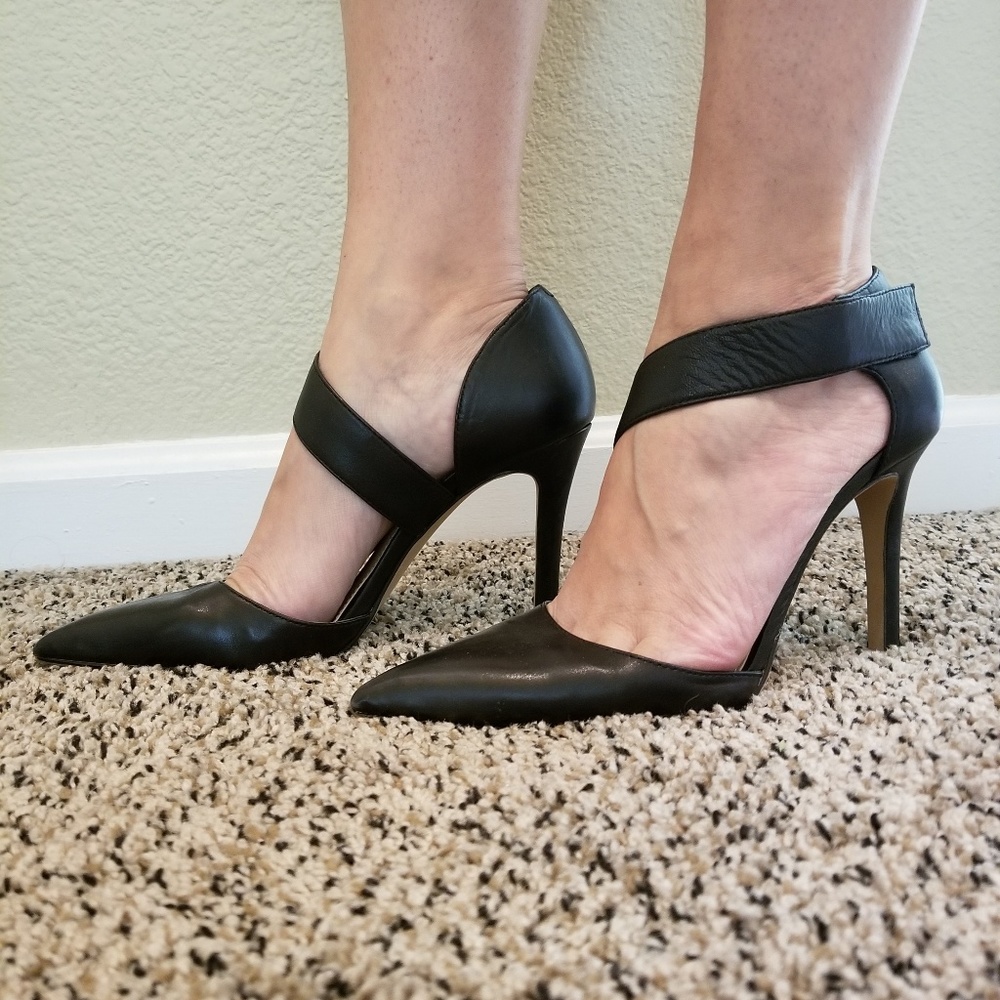 Gorgeous Vince Camuto black heels